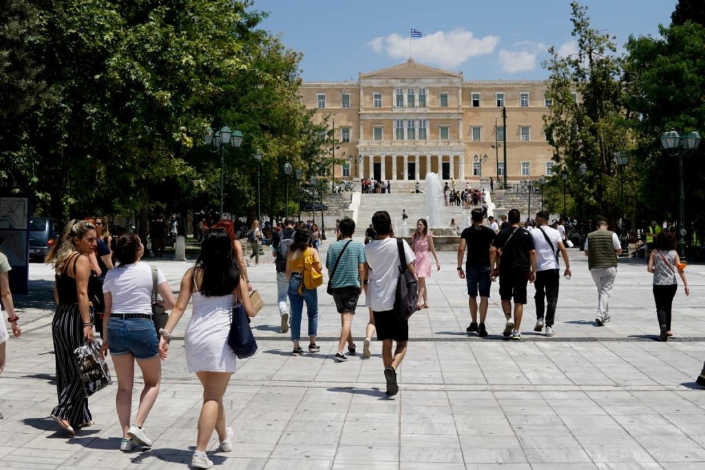 Ηλιοφάνεια και πτώση της θερμοκρασίας τη Δευτέρα – Πού υπάρχει πιθανότητα βροχών