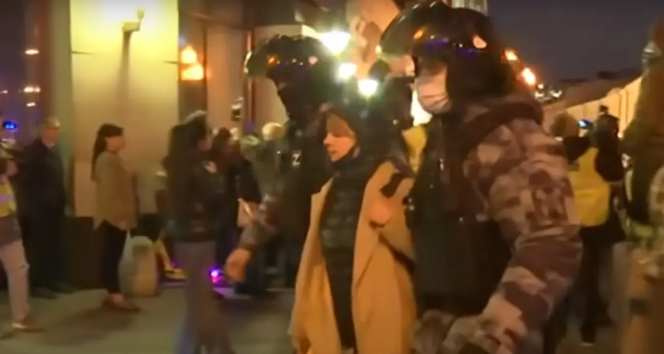 Η φλόγα για τα δικαιώματα των γυναικών φωτίζει τους δρόμους του Ιράν – Ξεπερνούν τους 35 οι νεκροί (vids)