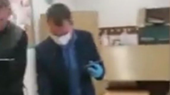 Μαυροφορεμένος με μπλούζα με σβάστικα ο δράστης του μακελειού στο σχολείο Ιζέφσκ – Επτά παιδιά ανάμεσα στους νεκρούς (ΣΚΛΗΡΕΣ ΕΙΚΟΝΕΣ)
