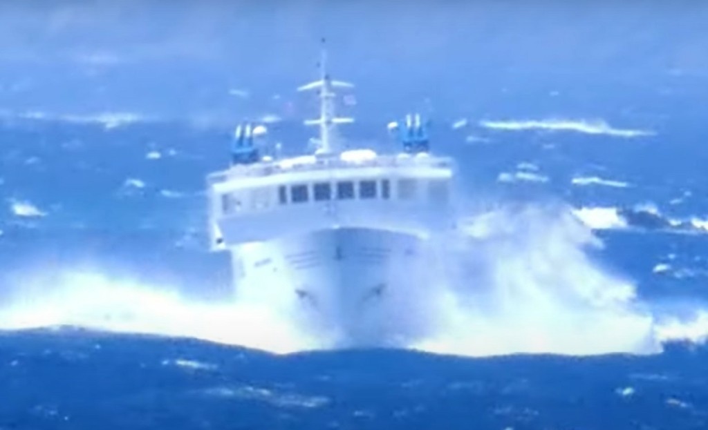 Η “μάχη” του πλοίου “Σκοπελίτης” με τα κύματα στο Αιγαίο – Οι άνεμοι φτάνουν τα 8 μποφόρ (vid)