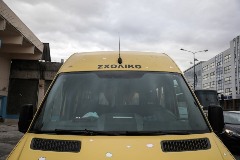 Συγκλονίζει ο πατέρας του 6χρονου που ξεχάστηκε στο σχολικό – “Περιμέναμε το παιδί μας και δεν ερχόταν” (vid)