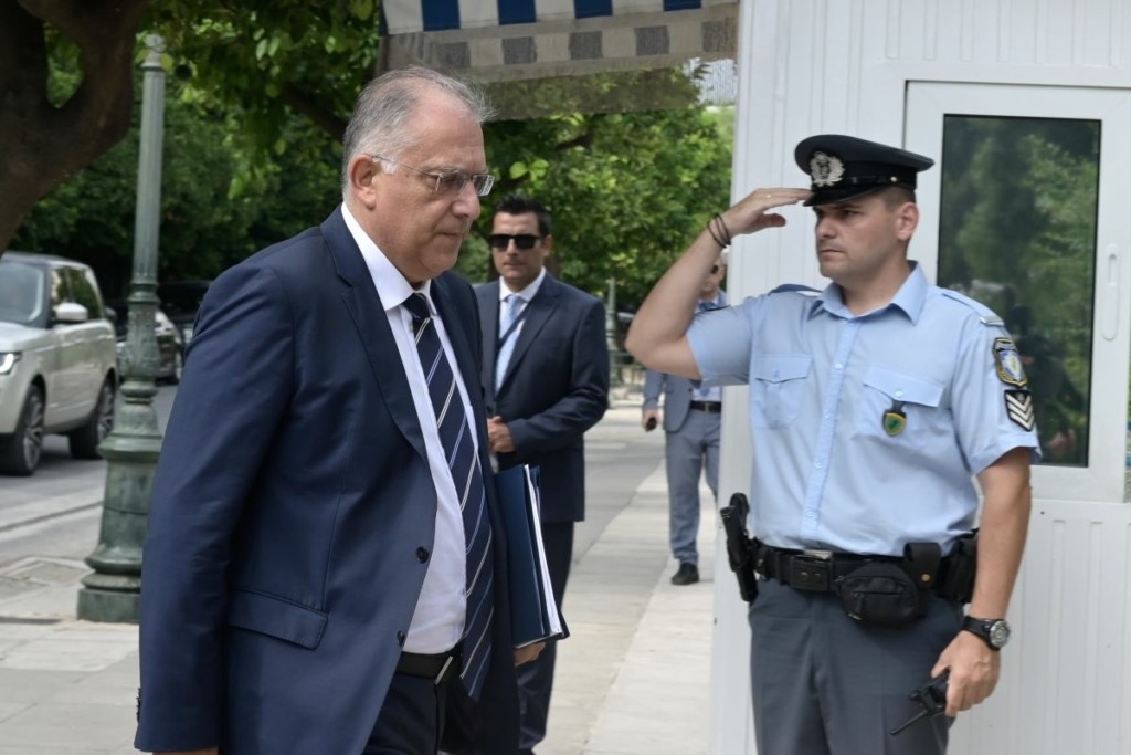 Επίθεση με μπογιές και πέτρες στο πολιτικό γραφείο του Τάκη Θεοδωρικάκου – “Κανείς δεν πτοείται”