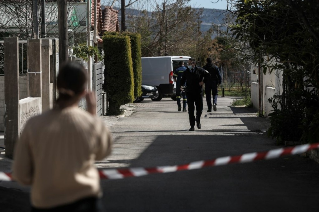 Καμίνια: Εντοπίστηκε χειροβομβίδα σε πυλωτή πολυκατοικίας