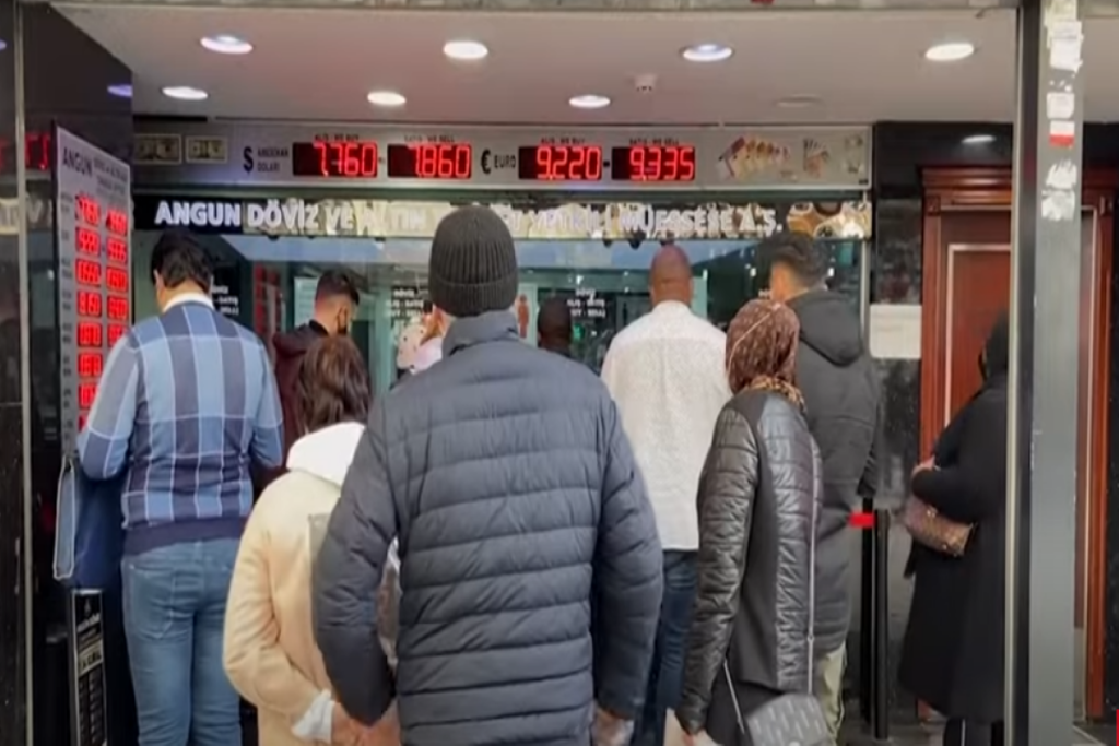 Η ισοτιμία της τουρκικής λίρας στα τάρταρα – Η Κεντρική Τράπεζα συνεχίζει να μειώνει τα επιτόκια
