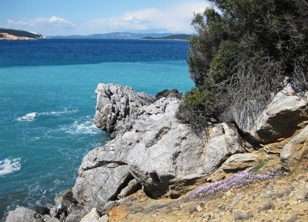 Τραγωδία στην Εύβοια – 45χρονος έπεσε στα βράχια με τη μηχανή του και σκοτώθηκε (pics)