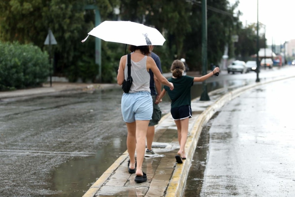 Χαλάει ο καιρός: Ψυχρή αέρια μάζα φέρνει νέα κακοκαιρία – Με μπόρες και καταιγίδες στις κάλπες