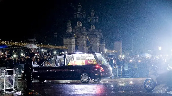 Ξεκινά το λαϊκό προσκύνημα στο Γουέστμινστερ – Ουρά 10 χλμ για να τιμήσουν τη βασίλισσα Ελισάβετ (vids)