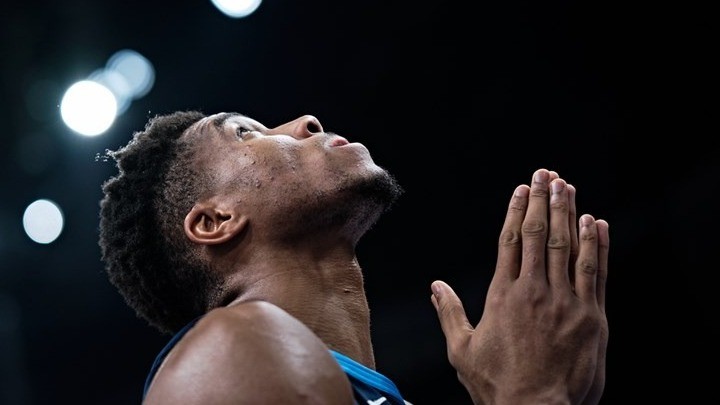 Η πρώτη ανάρτηση του “Greek Freak” μετά την πικρή ήττα της Εθνικής στο Eυρωμπάσκετ – Tα δάκρυα του Θανάση (vids)