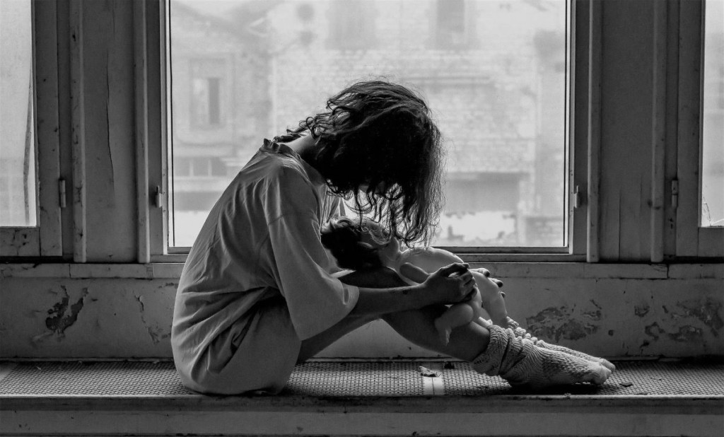 Εξοργιστικό συμβάν στον Βόλο – Παράτησε την ΑμεΑ κόρη της στον δρόμο – Άναυδοι οι αστυνομικοί με την απάθεια της μάνας