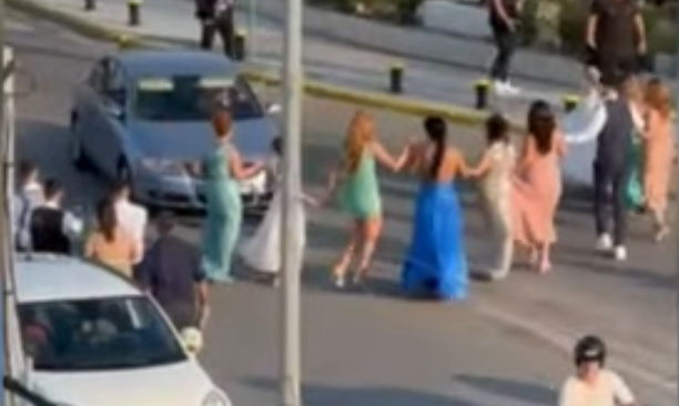 Νύφη και καλεσμένοι χόρευαν στη μέση του δρόμου στη γέφυρα της Χαλκίδας – Οι οδηγοί έχασαν την ψυχραιμία τους (vid)