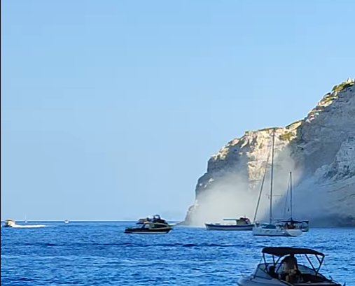 Έπεσαν βράχοι στο “Ναυάγιο” μετά τον σεισμό των 5,4 Ρίχτερ – “Έκλεισε” η παραλία για τους επισκέπτες (vid)