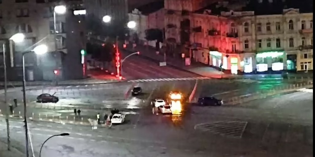 Τα πρώτα λεπτά μετά το τροχαίο με τον Ζελένσκι – Αναίσθητος στο δρόμο ο άλλος οδηγός (vid)