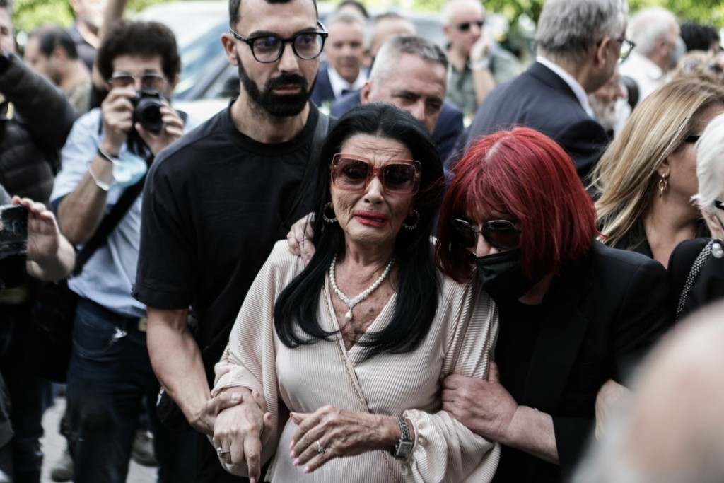 Κατέρρευσε η Ζωζώ Σαπουντζάκη στην κηδεία της Μάρθας Καραγιάννη – “Να με περιμένει…” (vid)
