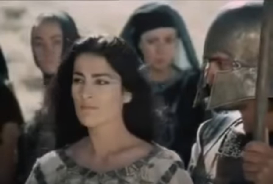 Η “υπέροχη έκπληξη” της Ειρήνης Παπά στον ρόλο της “Ωραίας Ελένης” στις Τρωάδες (vid)
