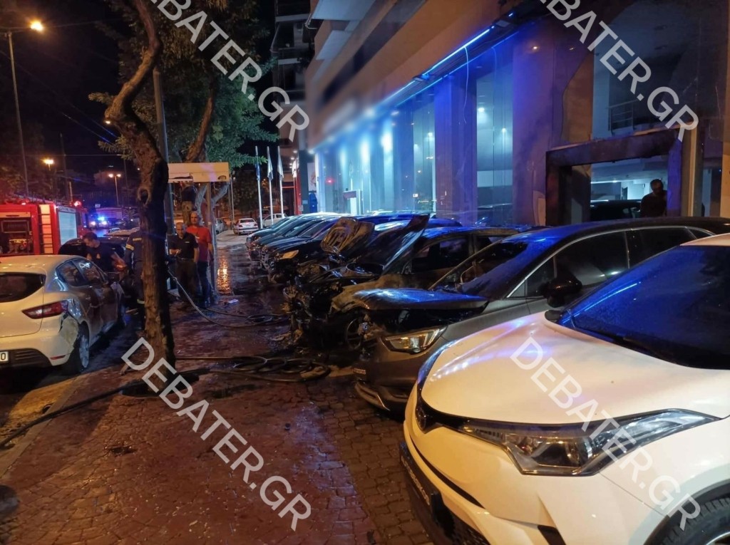 Φωτιά σε αυτοκίνητα έξω από αντιπροσωπεία αυτοκινήτων στην Αχαρνών – Κάηκαν τρία οχήματα (pics)