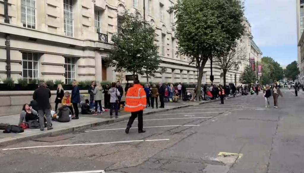 Ουρές χιλιομέτρων στο Λονδίνο για να αποχαιρετήσουν τη βασίλισσα Ελισάβετ – Περιμένουν ένα εκατομμύριο κόσμο (vids)