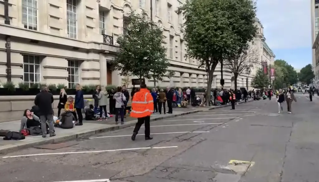 Ουρές χιλιομέτρων στο Λονδίνο για να αποχαιρετήσουν τη βασίλισσα Ελισάβετ – Περιμένουν ένα εκατομμύριο κόσμο (vids)