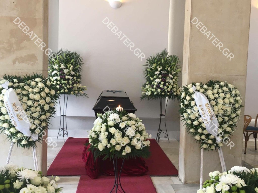 Δεκάδες στεφάνια στο Α’ Νεκροταφείο για τη Μάρθα Καραγιάννη – Στις 12 η κηδεία (pics&vid)
