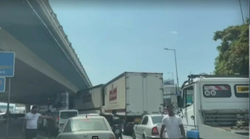Σπείρα στήνει καρτέρι σε οδηγούς στην Πέτρου Ράλλη – Το κόλπο με τους υαλοκαθαριστήρες (vid)