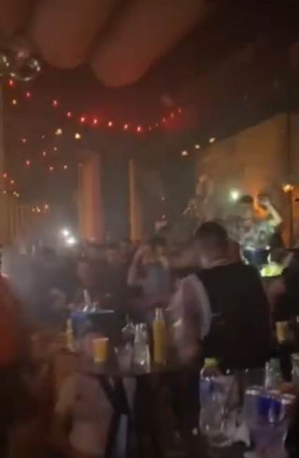 Άγριο ξύλο σε live του Snik στην Κατερίνη – Καρέκλες, μπουνιές μέχρι και μπουκάλια (vid)