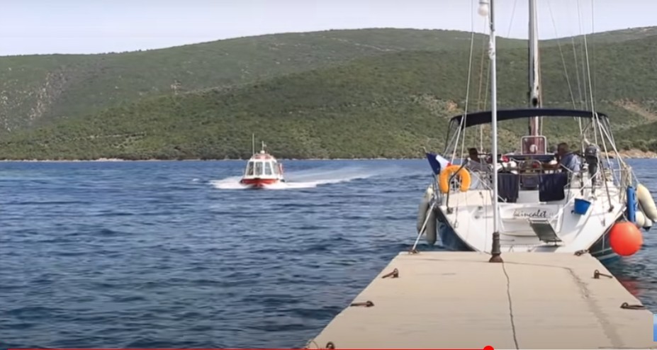 Άγριο ξύλο με μπουνιές και κλωτσιές σε στεριά και θάλασσα για τα θαλάσσια ταξί – Συνέχισαν και μέσα στο κρατητήριο (vid)