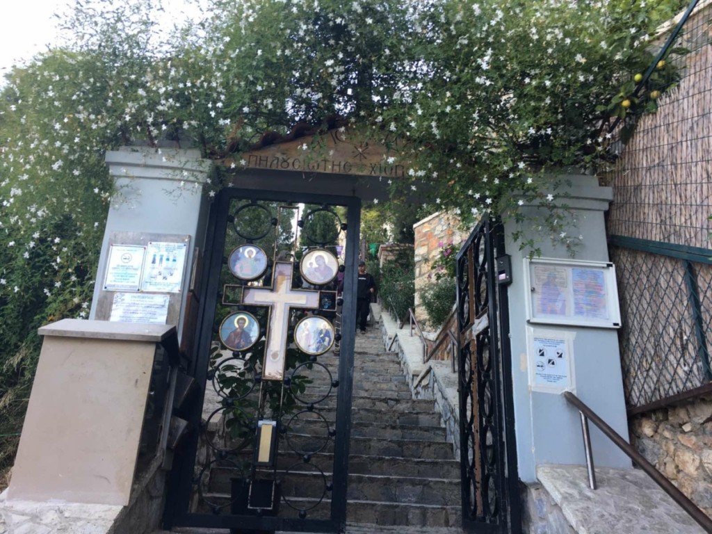 Παραμένει στο Ναό Αγίων Ισιδώρων ο “θαυματοποιός” πατέρας Δημήτριος
