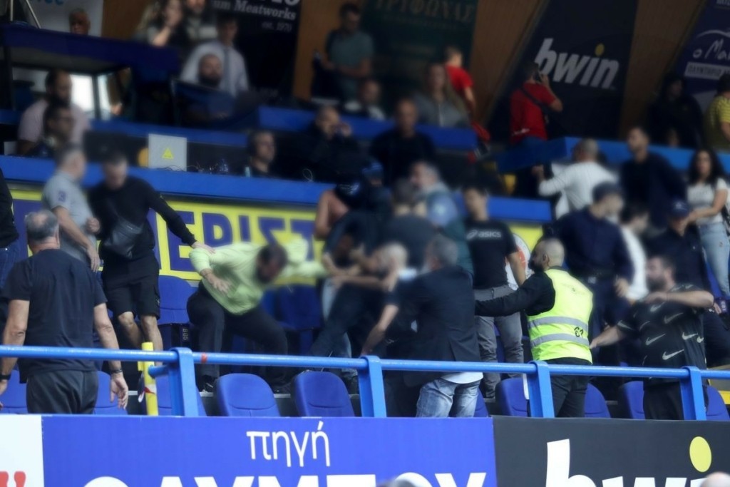 Διακοπή στον αγώνα ΑΕΚ – Περιστέρι – Κουκουλοφόροι μπήκαν μέσα στο γήπεδο (vid)