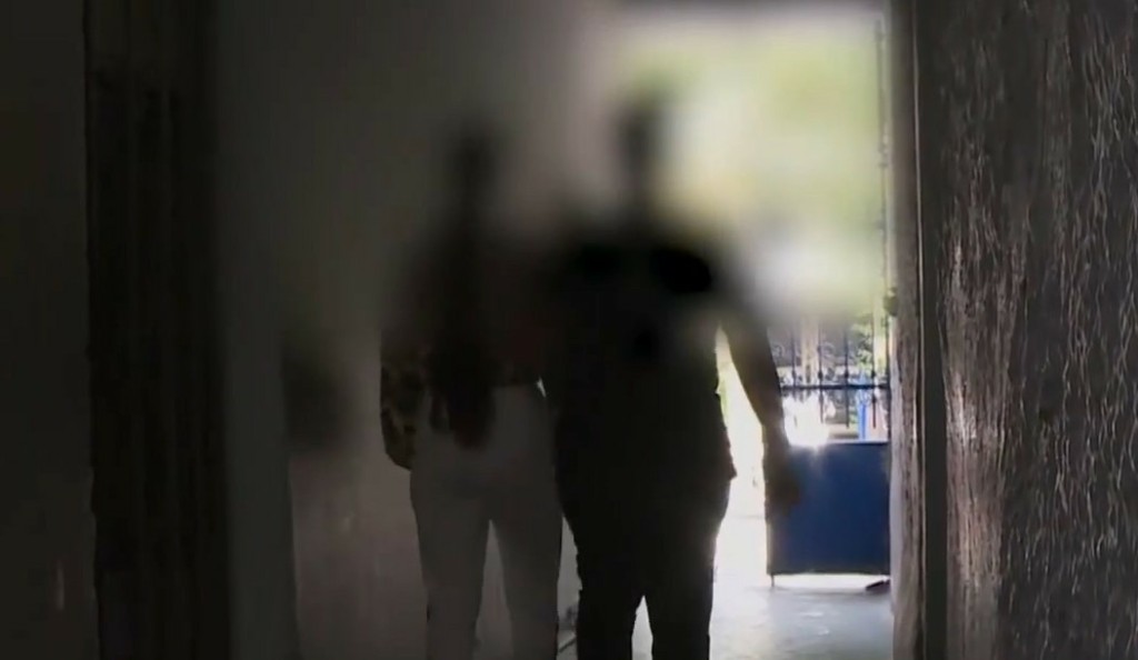 Καθηλώνει η 14χρονη που έπεσε θύμα ομαδικού βιασμού στη Νίκαια – “Μου έβαλαν πιστόλια στο κεφάλι και με απειλούσαν” (vid)