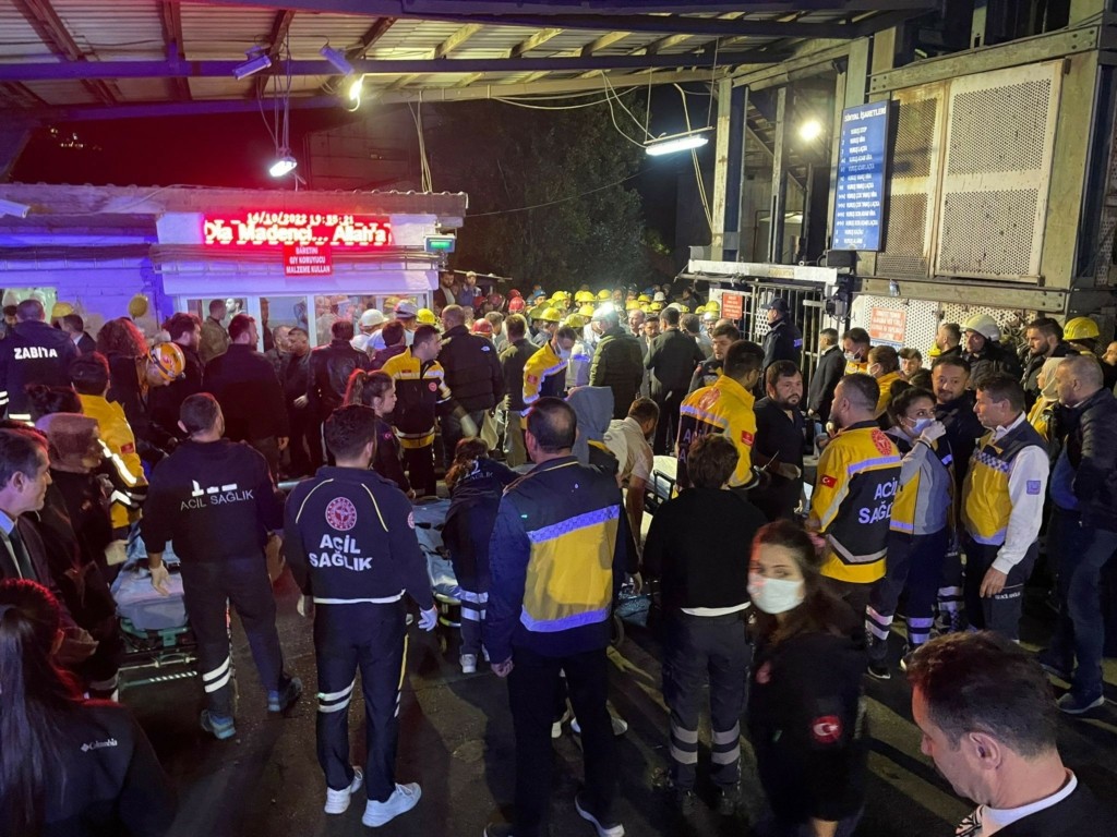 Αυξάνονται τα θύματα από την έκρηξη σε ανθρακωρυχείο της Τουρκίας – Δεκάδες εγκλωβισμένοι στις στοές (vids)