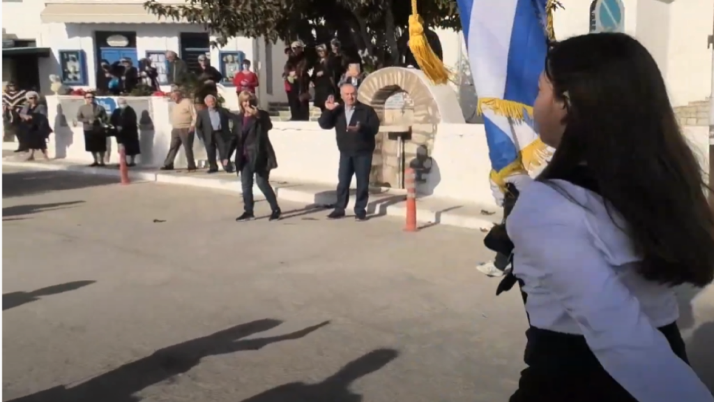 Συγκίνηση για τη μοναδική μαθήτρια του Απόλλωνα Νάξου – Παρέλασε μόνη της με υπερηφάνεια (vid)