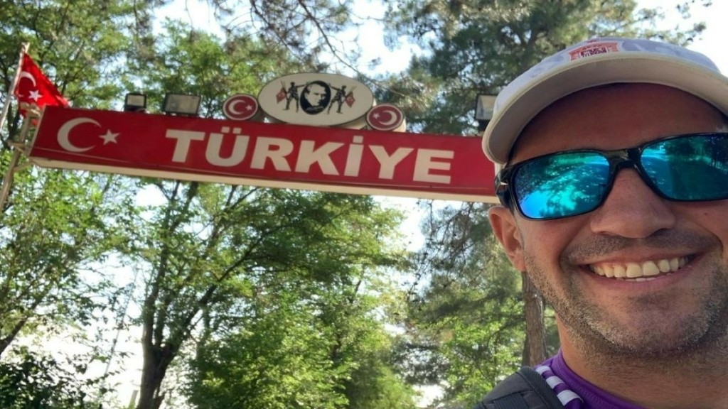 Ξεκίνησε περπατώντας… με προορισμό το Μουντιάλ 2022 και ξαφνικά εξαφανίστηκε – Μυστήριο με νεαρό φίλαθλο (vids)