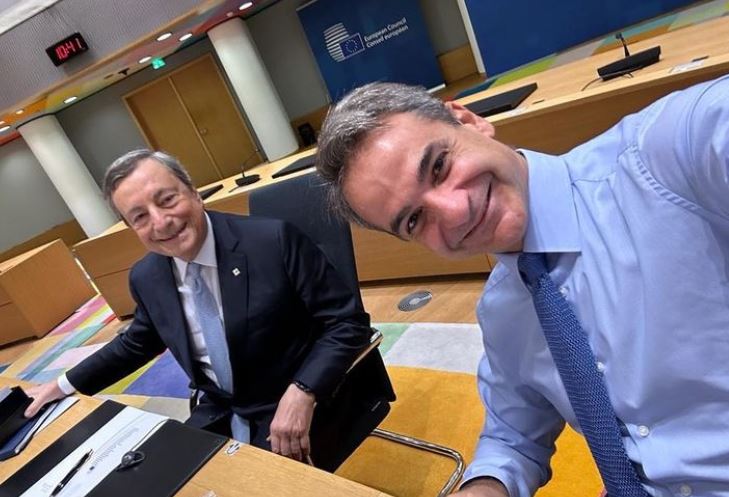 O Κυριάκος Μητσοτάκης αποχαιρετά τον “Super Mario” με μια selfie
