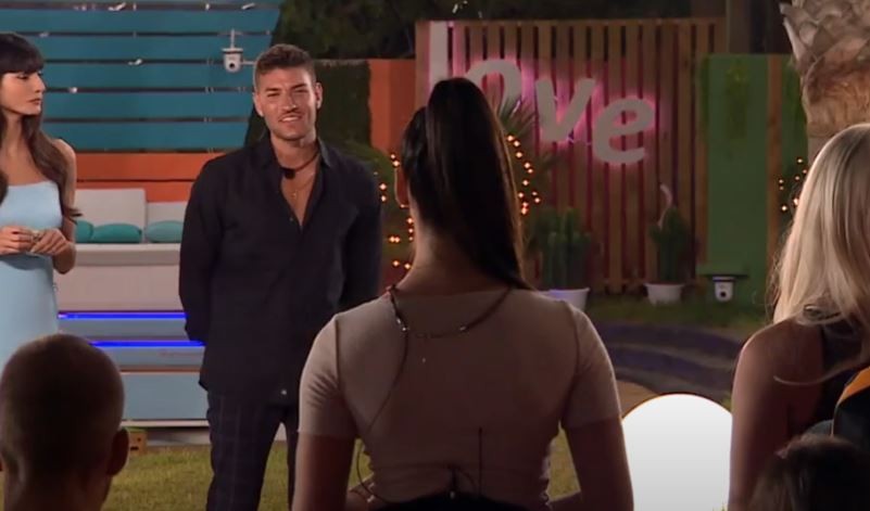 Love Island – Ο νέος πειρασμός επέλεξε ταίρι και ένας μικρός “χαμός” σημειώθηκε στη βίλα