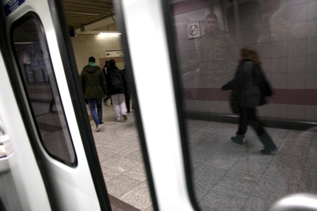 Κινδύνευσαν επιβάτες στο μετρό – Οπαδοί άναψαν καπνογόνα και άνοιξαν πυροσβεστήρες μέσα σε συρμό