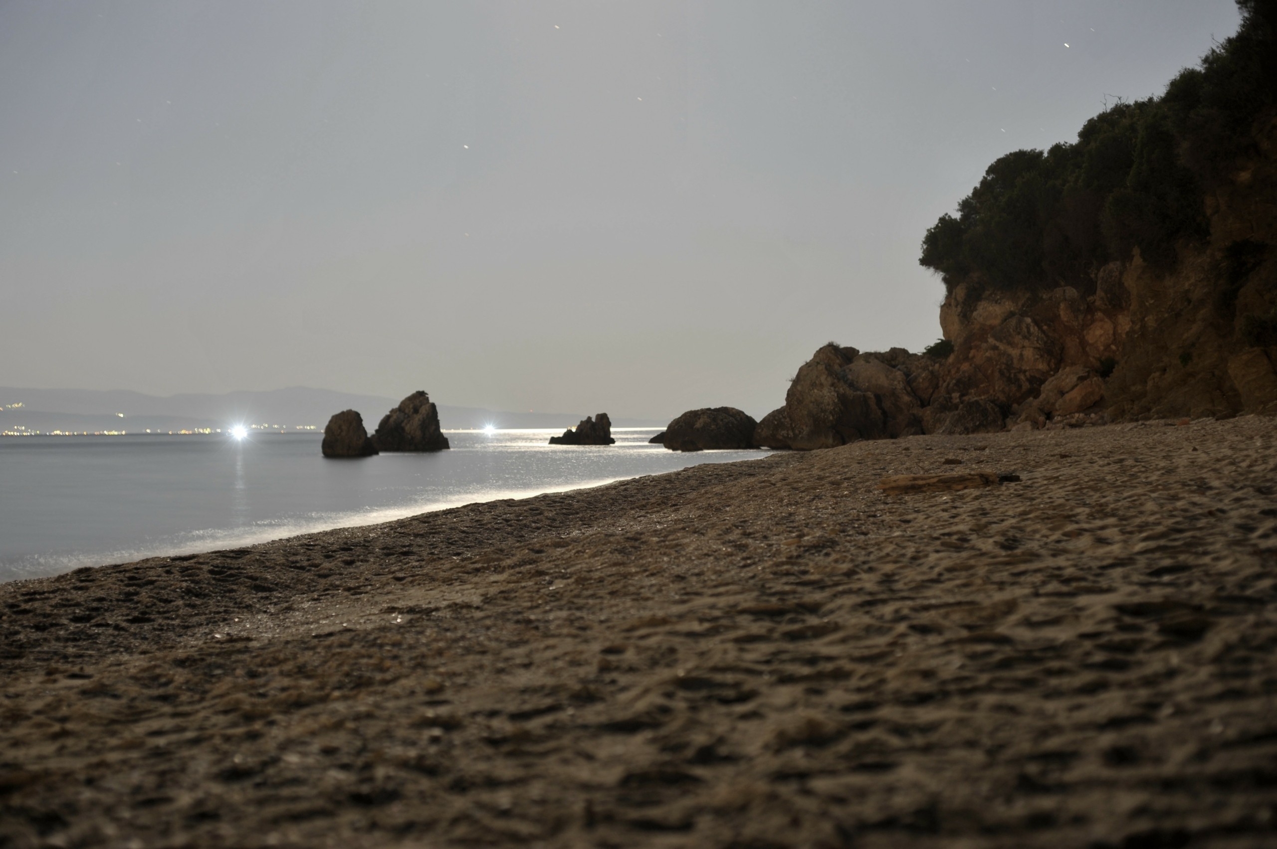 Νέο ναυάγιο στα Κύθηρα – Σκάφος με περισσότερους από 100 μετανάστες διαλύθηκε στα βράχια – Φώναζαν “Greece water” (vid)