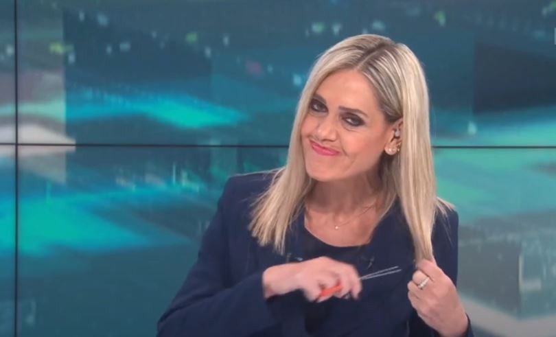 Παρουσιάστρια της ΕΡΤ έκοψε τα μαλλιά της on air – Η συμβολική κίνηση στήριξης για τις γυναίκες του Ιράν