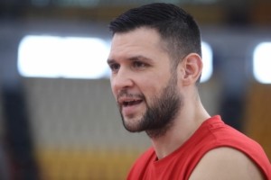 Κώστας Παπανικολάου: Γιορτάζει τα 35α γενέθλιά του με έκπληξη στην προπόνηση της Εθνικής (βίντεο)
