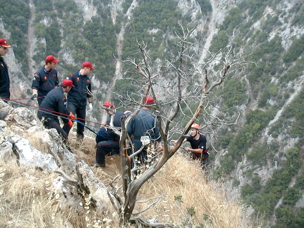 Μεγάλη επιχείρηση απεγκλωβισμού άνδρα στο Φαράγγι Σαμαριάς στα Χανιά