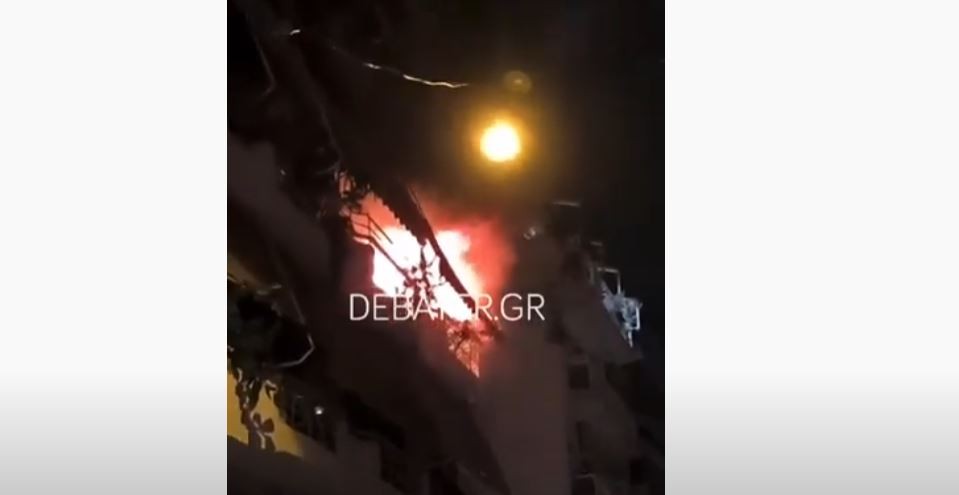 Η στιγμή που πολυκατοικία στον Νέο Κόσμο λαμπαδιάζει – Η μάταιη προσπάθεια του 80χρονου να σωθεί από τη φωτιά (vid)