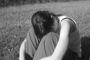Πάτρα: Η στιγμή που οι ανήλικες αναγκάζουν 13χρονη να σκύψει και να γλείψει τα παπούτσια τους – Βίντεο ντοκουμέντο
