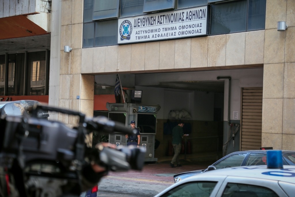 “Οι αστυνομικοί την κατασυκοφαντούν” λέει η δικηγόρος της 19χρονης που φέρεται να βιάστηκε στο ΑΤ Ομόνοιας