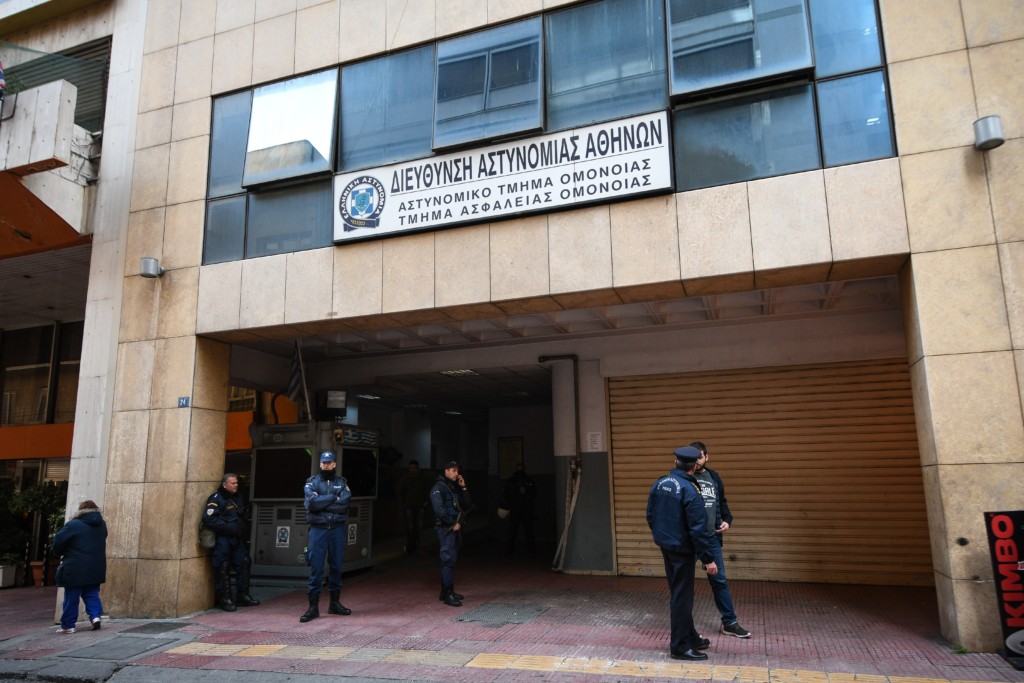 Συνελήφθησαν οι δύο αστυνομικοί για το βιασμό της 21χρονης μέσα στο ΑΤ Ομόνοιας