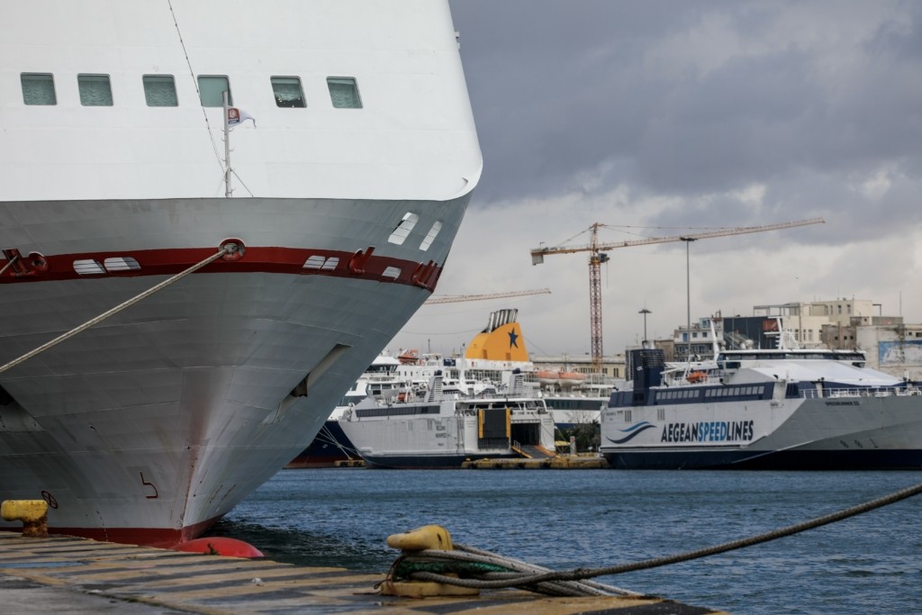 Προβλήματα στα λιμάνια Πειραιά και Ραφήνας λόγω των ισχυρών ανέμων – Απαγορευτικό απόπλου από Ραφήνα