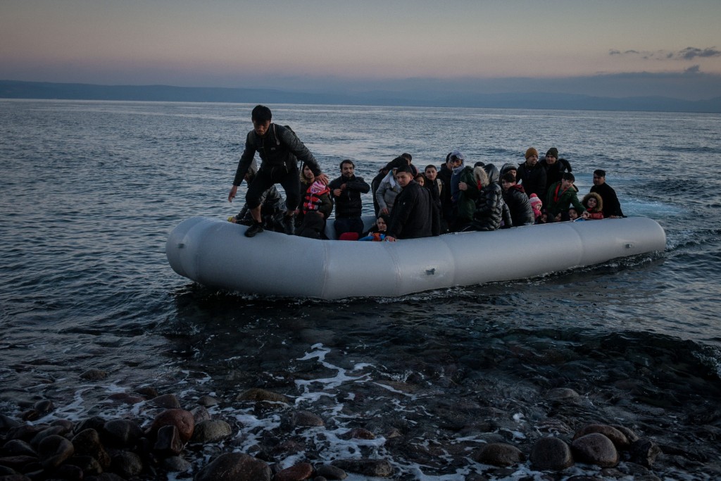 “Θα συνεχίσουμε να φυλάμε αποφασιστικά τα σύνορα μας” – Η απάντηση της Ελλάδας σε Ερντογάν για μεταναστευτικό (vid)