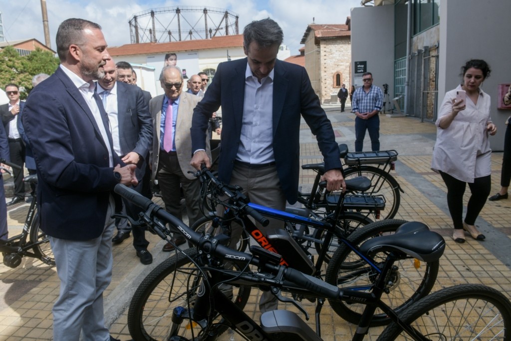 Στιγμές ανεμελιάς για τον Κυριάκο Μητσοτάκη – Βόλτα με το ποδήλατο στα Ιωάννινα (pics)