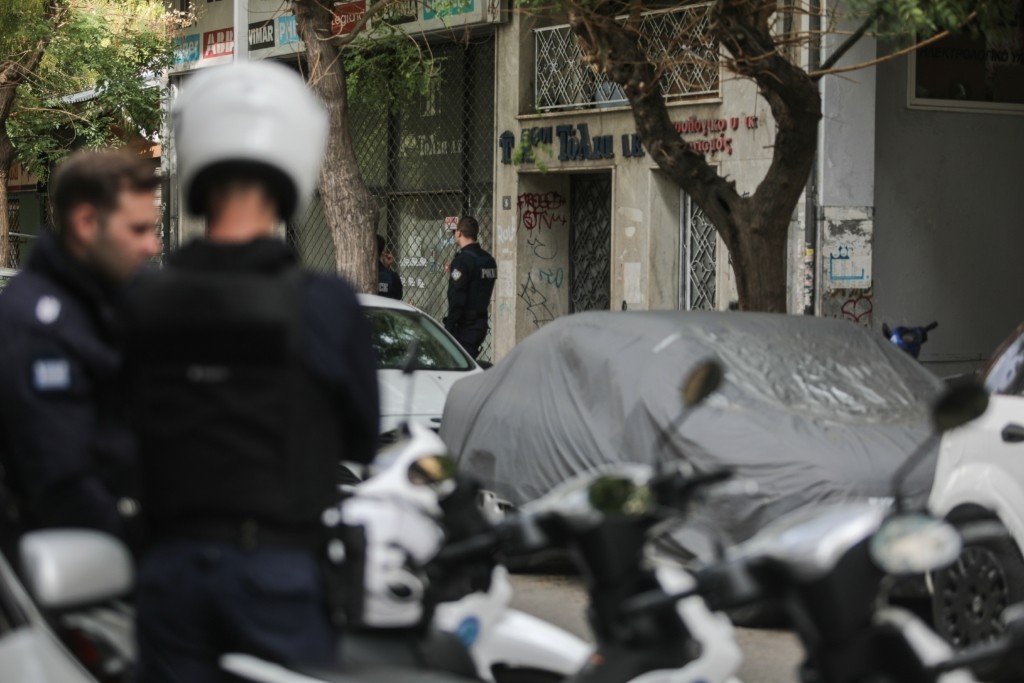 Επεισοδιακή εκκένωση κατάληψης στη Λάρισα – Οι αστυνομικοί έριχναν νερό και οι καταληψίες… καρέκλες (vid)
