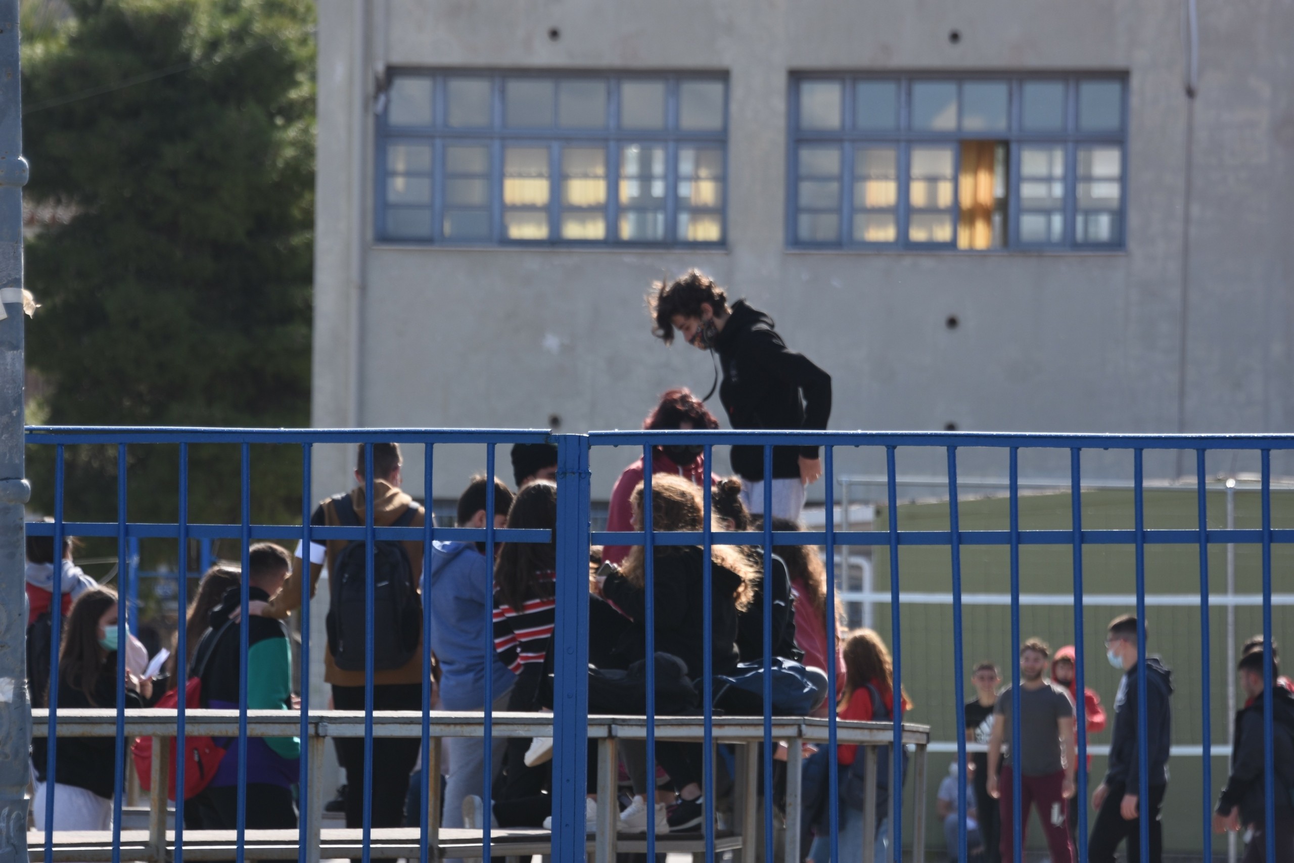 Άγριο επεισόδιο σε Λύκειο στο Αγρίνιο – Μαθητές χτύπησαν καθηγητές και απείλησαν μαθήτρια (pics&vid)