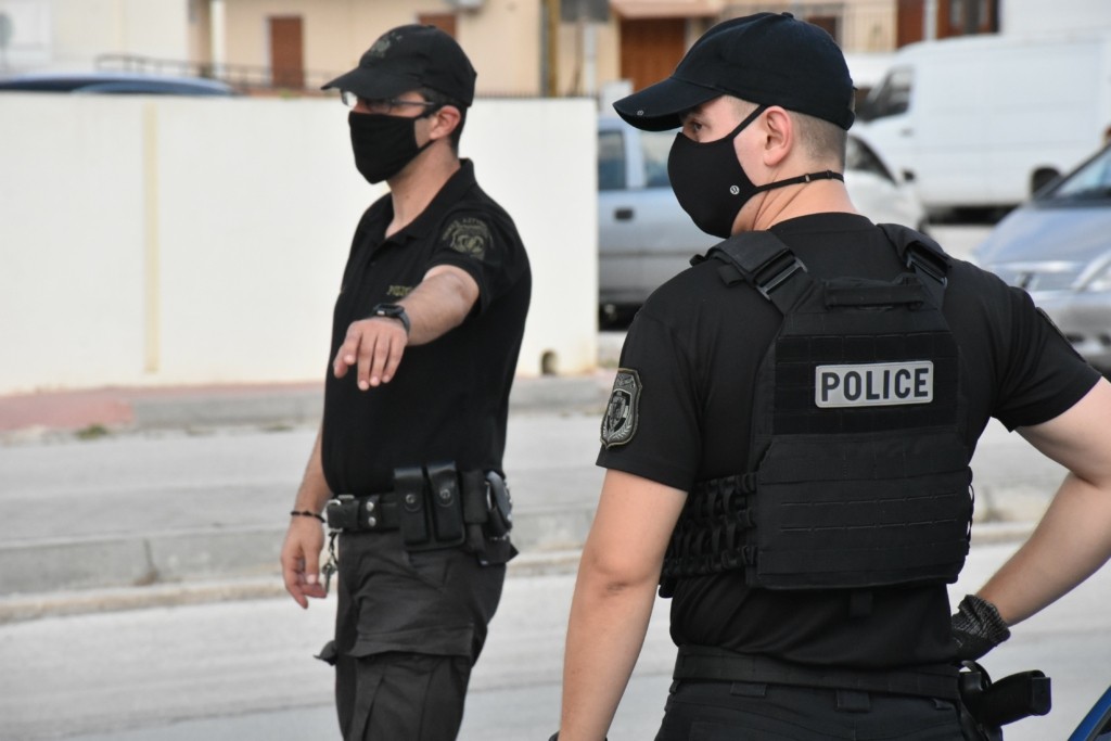 Ληστεία στη Θεσσαλονίκη με ομηρία – Κακοποιοί “ταμπουρώθηκαν” σε κατάστημα – Τρεις συλλήψεις (vids)
