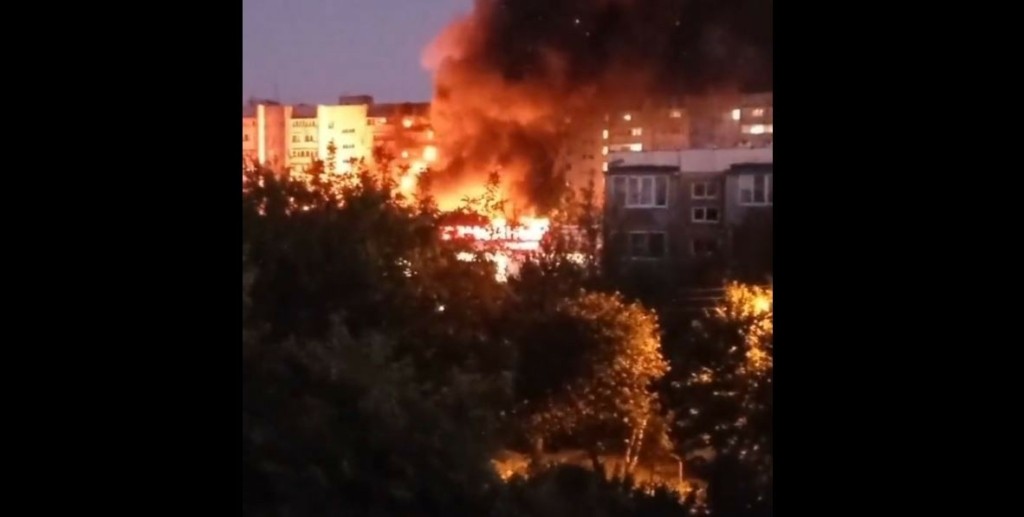Στρατιωτικό αεροσκάφος συνετρίβη σε πολυκατοικία στη Ρωσία (vids)