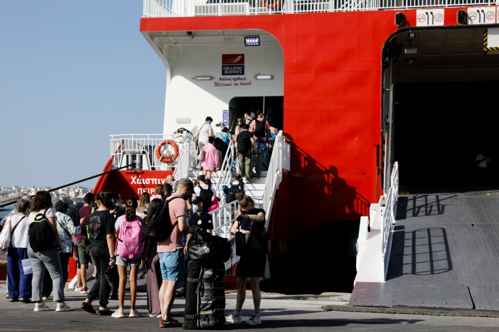 Κανονικά διεξάγονται τα δρομολόγια των πλοίων από το λιμάνι του Πειραιά